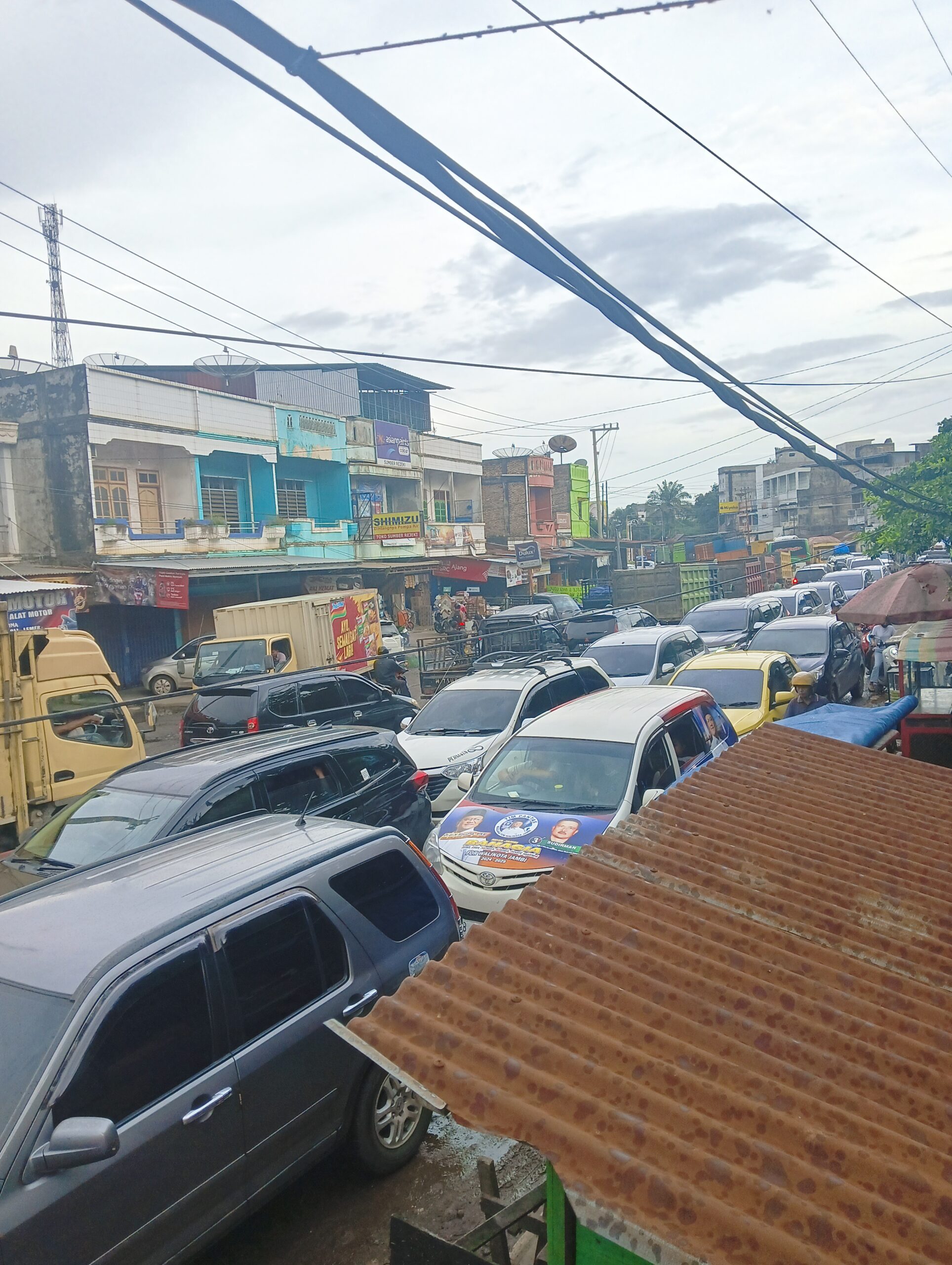 Macet Parah Di Tembesi Lebih dari 5 KM