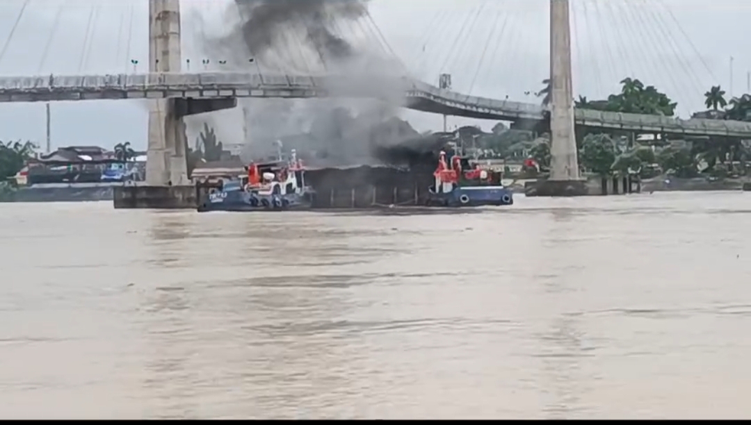 Tongkang Bermuatan Batu Bara Tabrak Jembatan Gentala Arasy