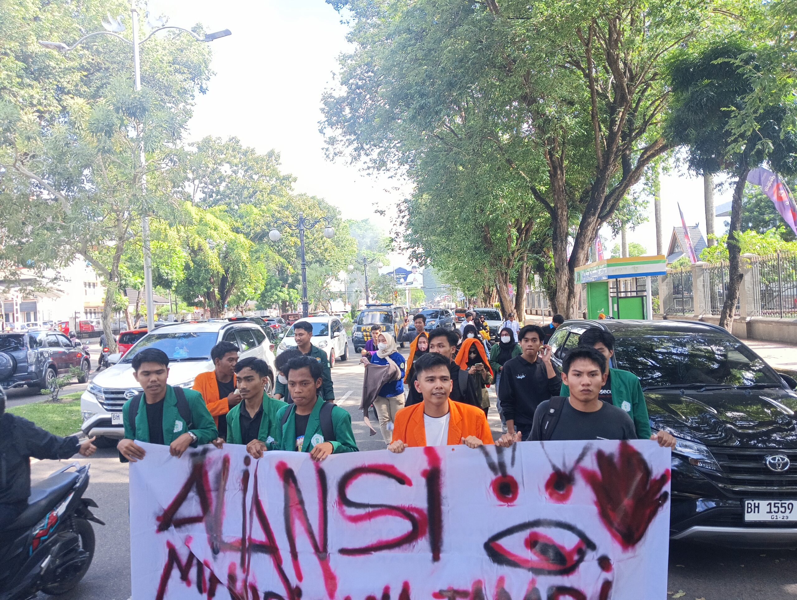 KECEWA!!!! Terhadap Kinerja Gubernur, Aliansi Mahasiswa Jambi Melakukan Aksi Unjuk Rasa.