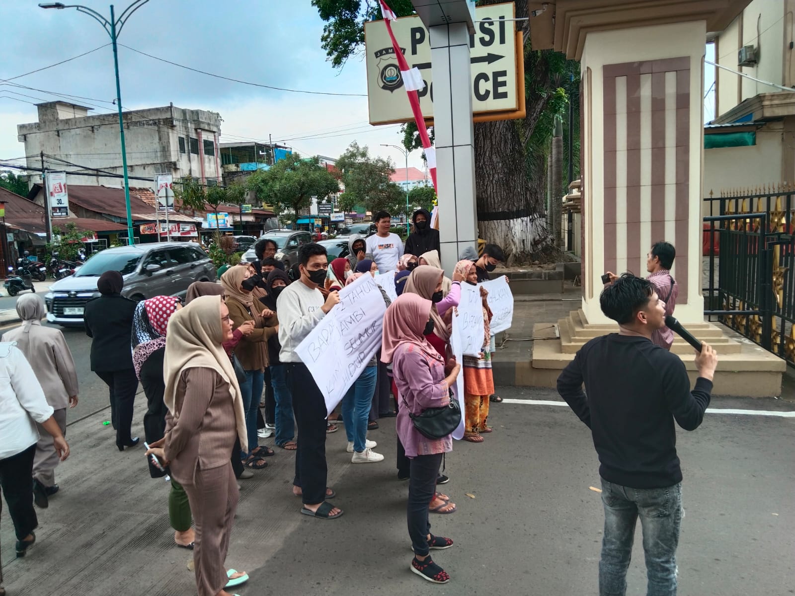 Masih Maraknya Peredaran Narkoba Di Jambi, Ibu-ibu bersama dengan Perkumpulan Tertib Dan Bangkit Jambi Unjuk Rasa di Polda Jambi